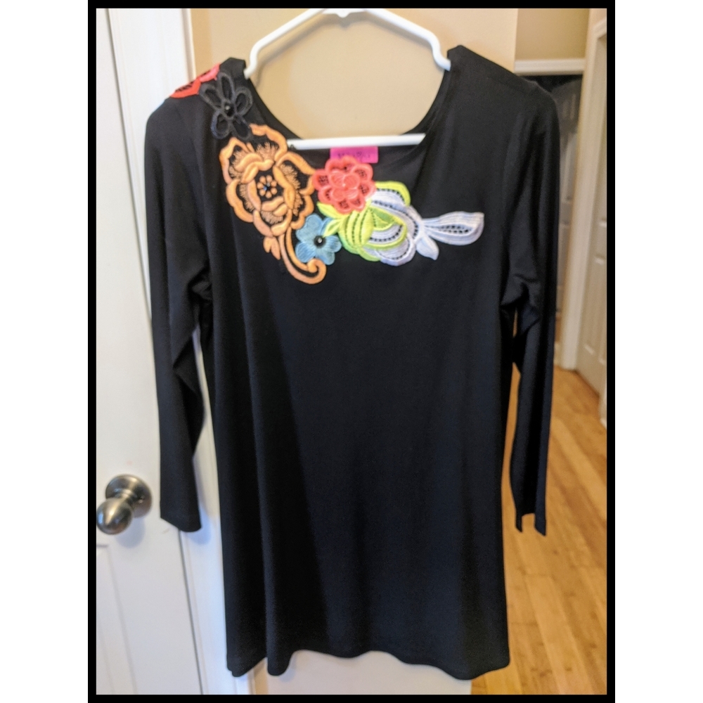 MAX & RINA FLORAL APPLIQUE BLOUSE SIZE SMALL